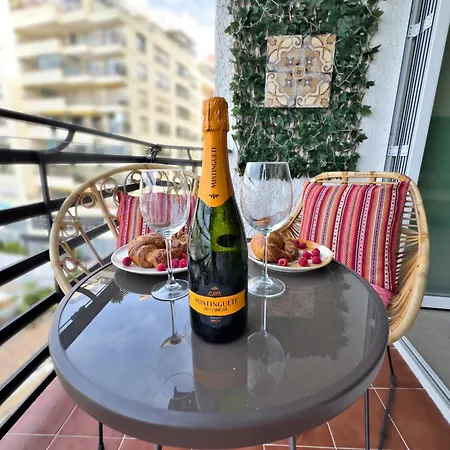 Boho Chic Apt, Frontline Sea & Paseo Views דירה *