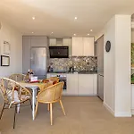 Boho Chic Apt, Frontline Sea & Paseo Views Apartment *