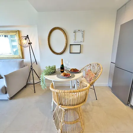 Boho Chic Apt, Frontline Sea & Paseo Views Marbella