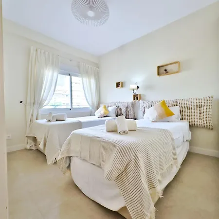 Boho Chic Apt, Frontline Sea & Paseo Views *