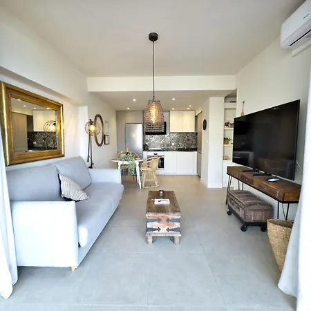 Boho Chic Apt, Frontline Sea & Paseo Views ماربيا