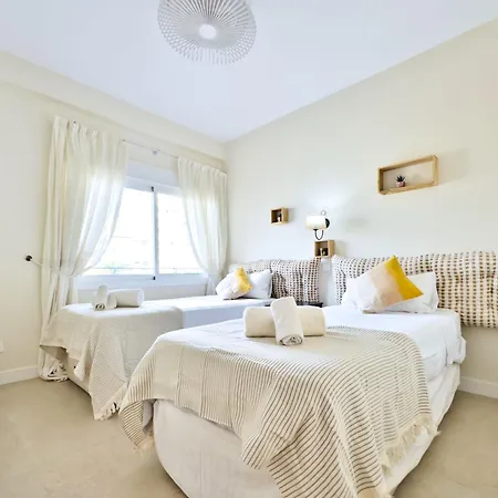 Boho Chic Apt, Frontline Sea & Paseo Views