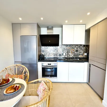 Boho Chic Apt, Frontline Sea & Paseo Views شقة