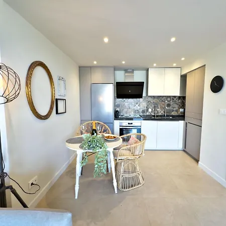 Boho Chic Apt, Frontline Sea & Paseo Views *