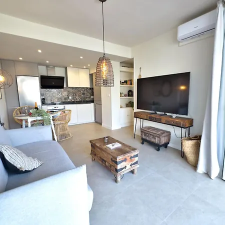 Boho Chic Apt, Frontline Sea & Paseo Views * Μαρμπέλλα