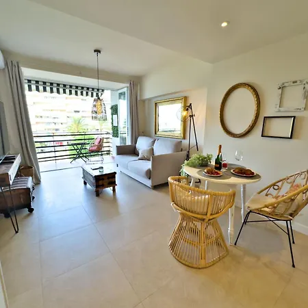 Boho Chic Apt, Frontline Sea & Paseo Views Apartmán