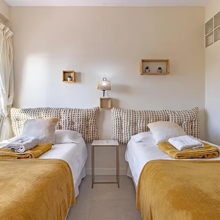 Apartment Boho Chic Apt, Frontline Sea & Paseo Views *
