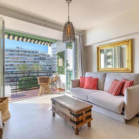 Boho Chic Apt, Frontline Sea & Paseo Views Apartament
