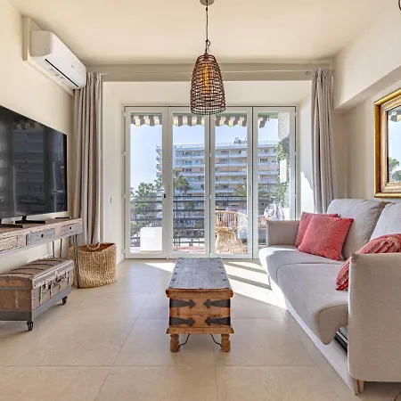 Boho Chic Apt, Frontline Sea & Paseo Views Apartament *