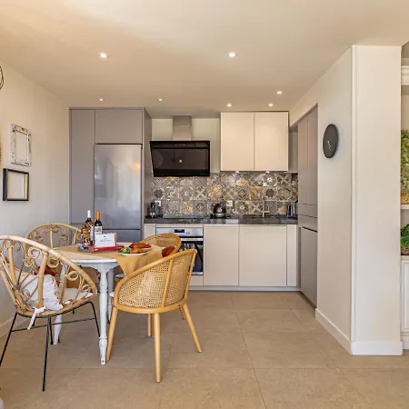 Boho Chic Apt, Frontline Sea & Paseo Views *