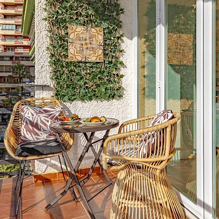 Boho Chic Apt, Frontline Sea & Paseo Views Apartament