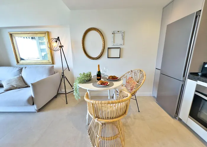 Boho Chic Apt, Frontline Sea & Paseo Views 马尔韦利亚