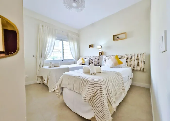 Boho Chic Apt, Frontline Sea & Paseo Views *