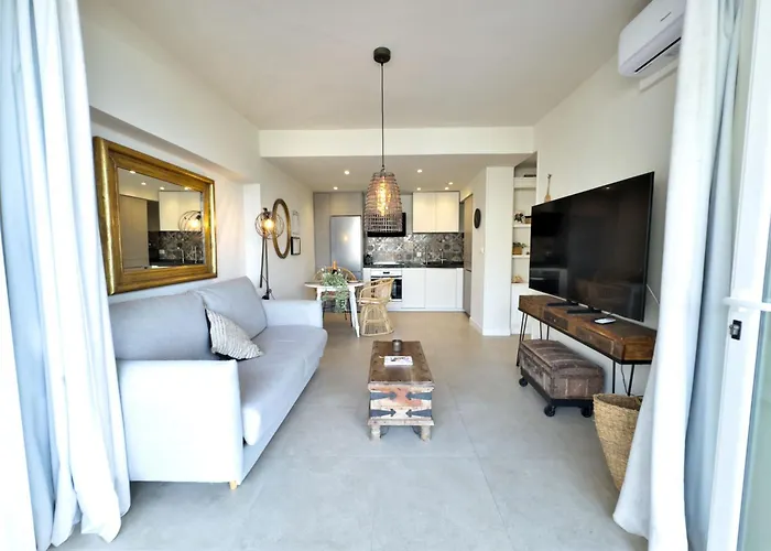 Boho Chic Apt, Frontline Sea & Paseo Views 马尔韦利亚