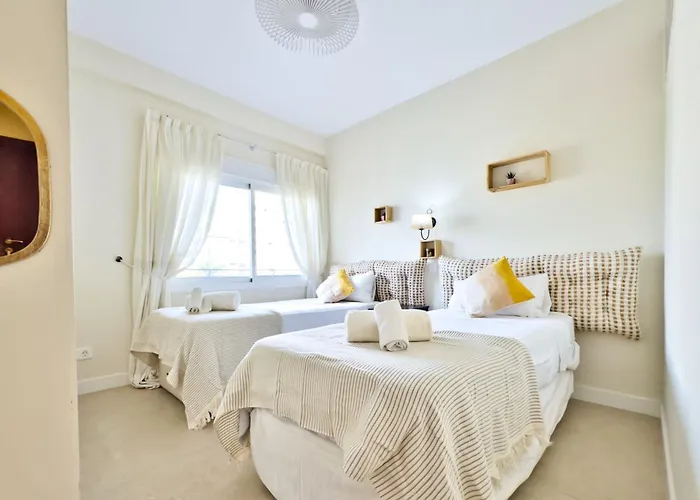 Boho Chic Apt, Frontline Sea & Paseo Views