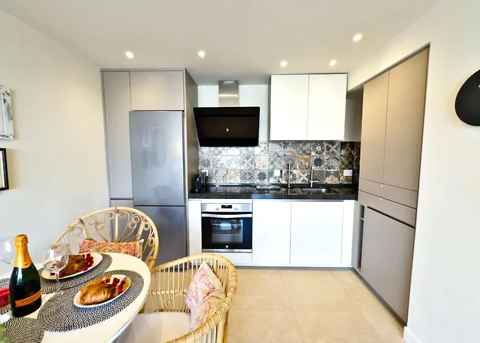 Boho Chic Apt, Frontline Sea & Paseo Views 公寓