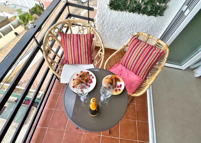 Boho Chic Apt, Frontline Sea & Paseo Views * 马尔韦利亚