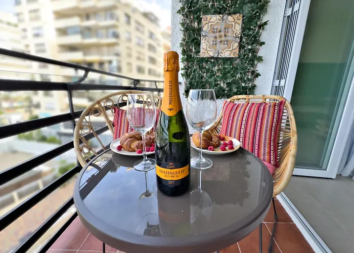 Boho Chic Apt, Frontline Sea & Paseo Views 公寓 *