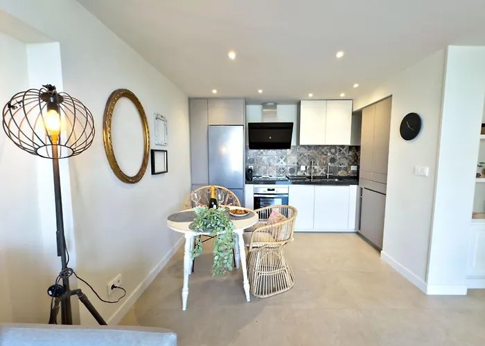 Boho Chic Apt, Frontline Sea & Paseo Views *