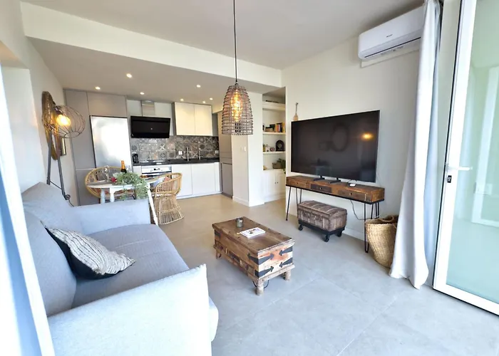 Boho Chic Apt, Frontline Sea & Paseo Views * 马尔韦利亚