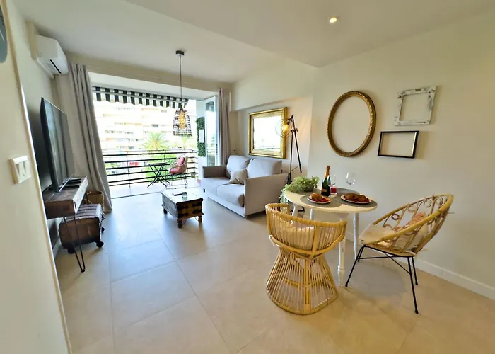 Boho Chic Apt, Frontline Sea & Paseo Views Apartmán